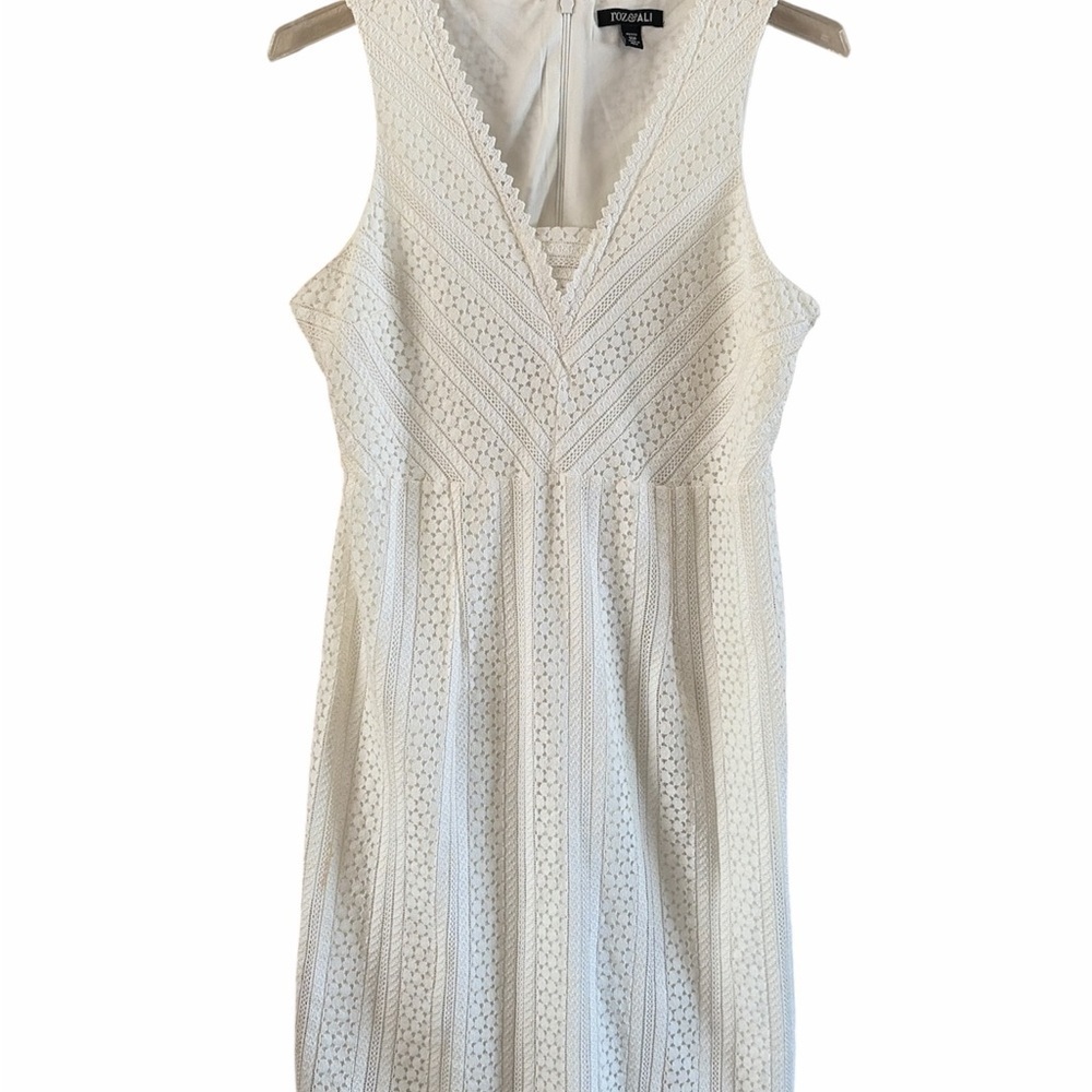 Roz & Ali White Lace Knee Length Dress Sleeveless V Neck Lined Size 10P